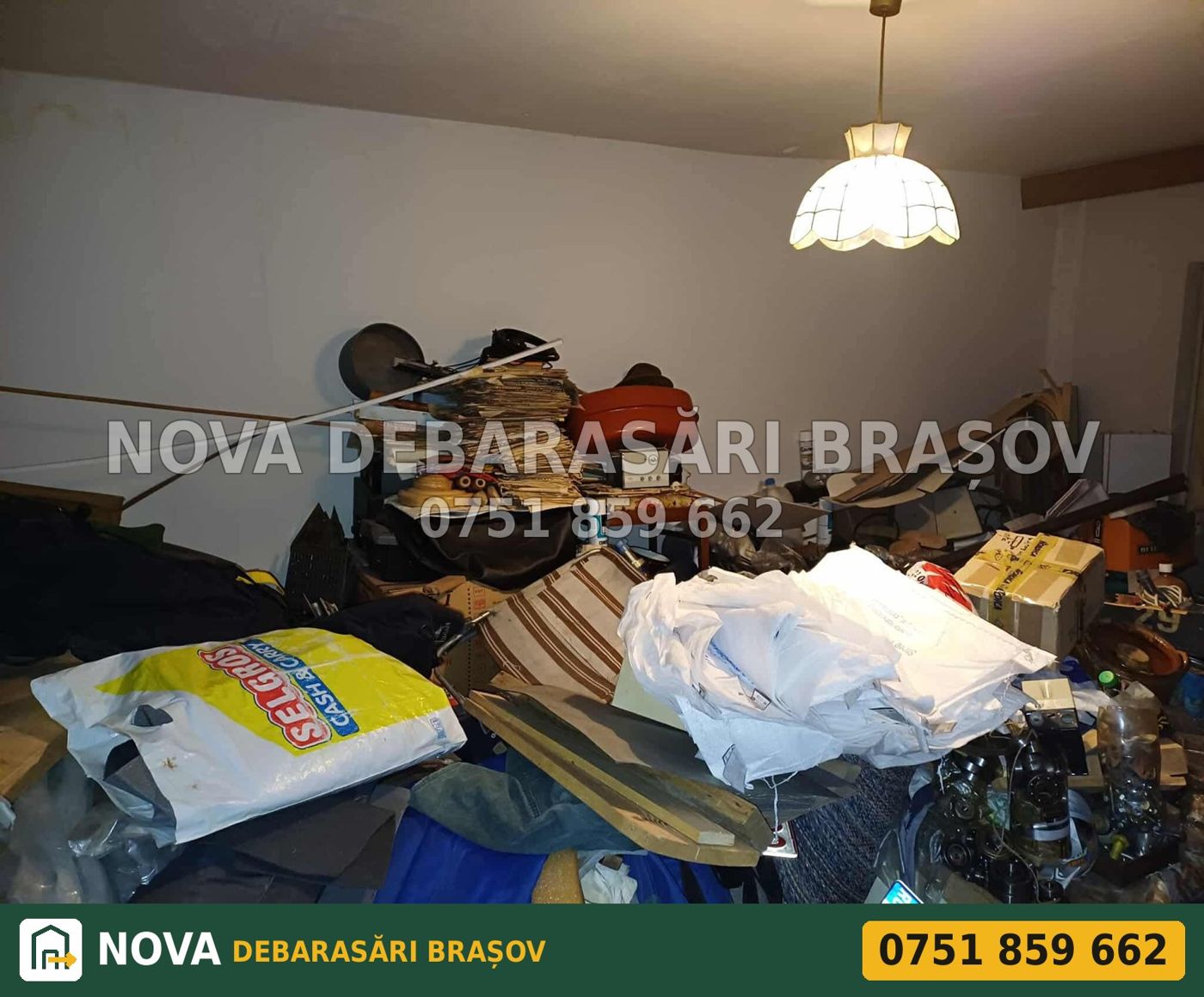 Cameră plină de obiecte vechi înainte de debarasare
